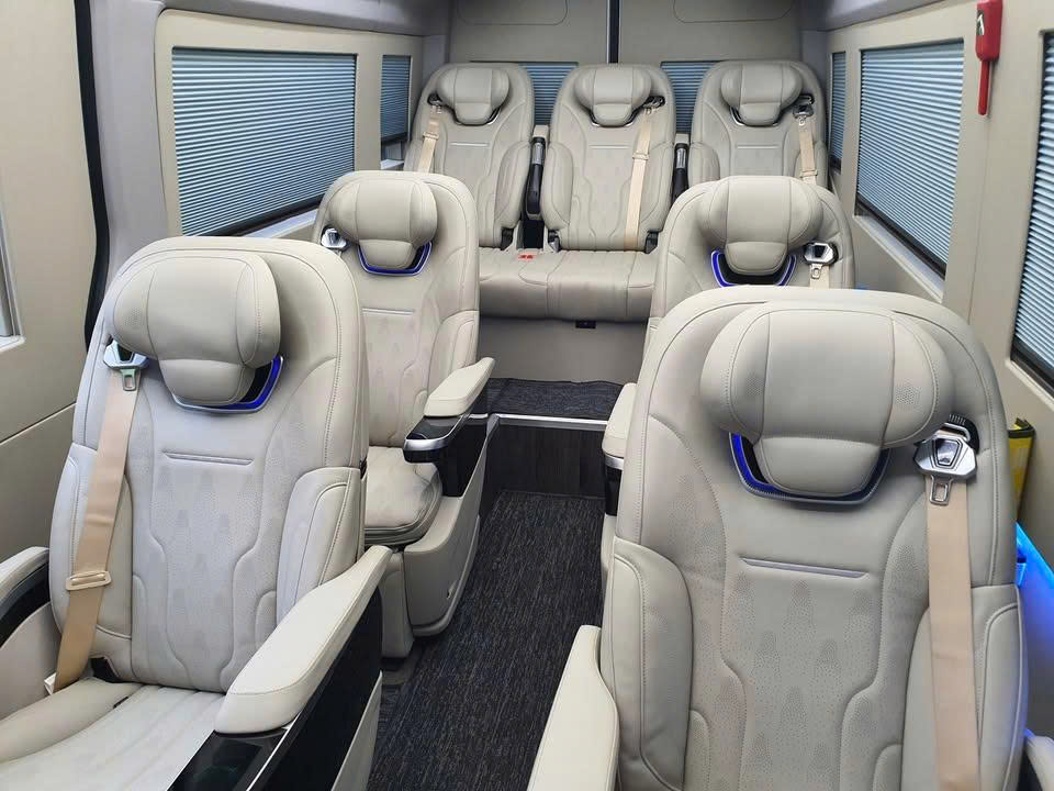 Limousine Royal 9 Chỗ