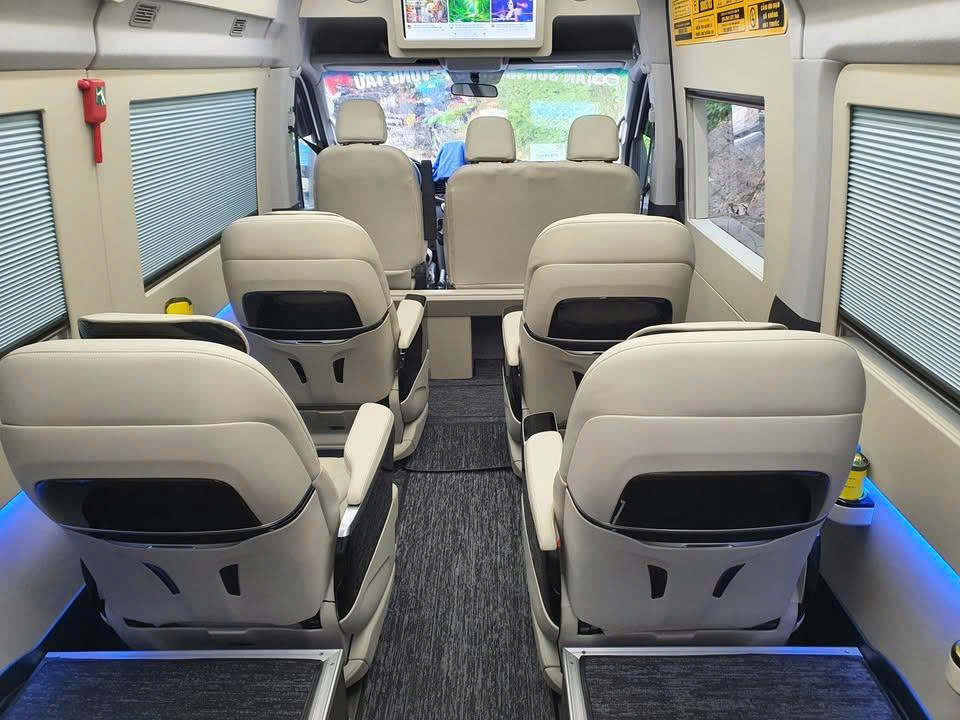Limousine Royal 9 Chỗ